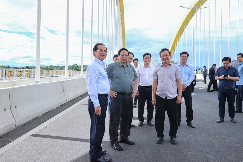 Thủ tướng tới thăm cầu Nguyễn Hoàng - cây cầu thứ 5 ở Huế bắc qua sông Hương - Ảnh: VGP/Nhật Bắc Thủ tướng tới thăm cầu Nguyễn Hoàng - cây cầu thứ 5 ở Huế bắc qua sông Hương - Ảnh: VGP/Nhật Bắc