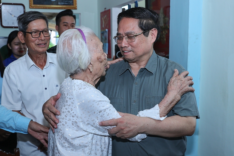 Thủ tướng đã tới thăm, tặng quà Mẹ Đào Thị Vui, sinh năm 1923, hiện ở tại thôn Đại An Khê, xã Hải Lăng, tỉnh Quảng Trị - Ảnh: VGP/Nhật Bắc