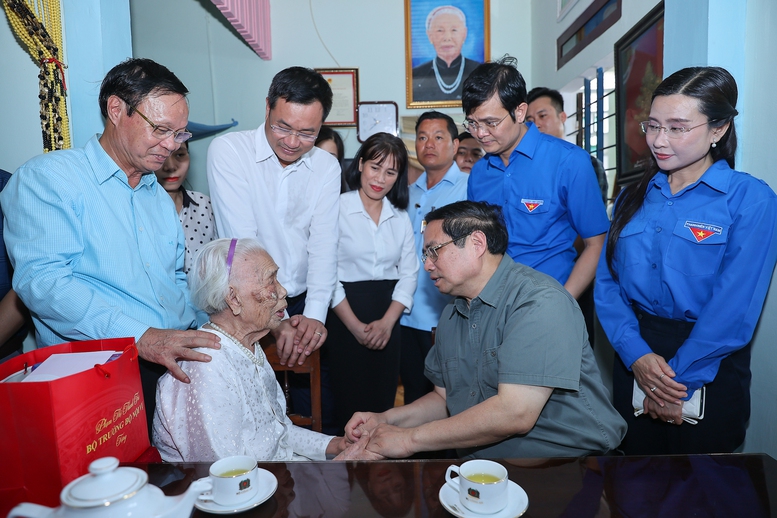 Thủ tướng Phạm Minh Chính thăm hỏi sức khỏe Mẹ Đào Thị Vui - Ảnh: VGP/Nhật Bắc