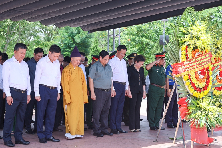 Thủ tướng Phạm Minh Chính và Đoàn công tác tưởng nhớ, tri ân công lao to lớn của các anh hùng, liệt sĩ đã anh dũng hy sinh trong chiến dịch 81 ngày đêm (28/6 - 16/9/1972) chiến đấu và bảo vệ thị xã Quảng Trị, Thành cổ Quảng Trị - Ảnh: VGP/Nhật Bắc