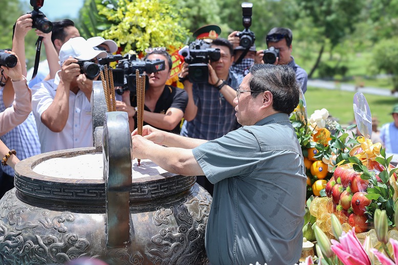 Thủ tướng dâng hương tại Thành cổ Quảng Trị - Ảnh: VGP/Nhật Bắc