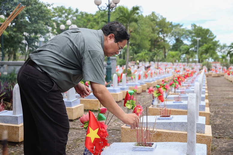 Thủ tướng Phạm Minh Chính thắp hương tại Nghĩa trang Liệt sĩ quốc gia Đường 9 - Ảnh: VGP/Nhật Bắc