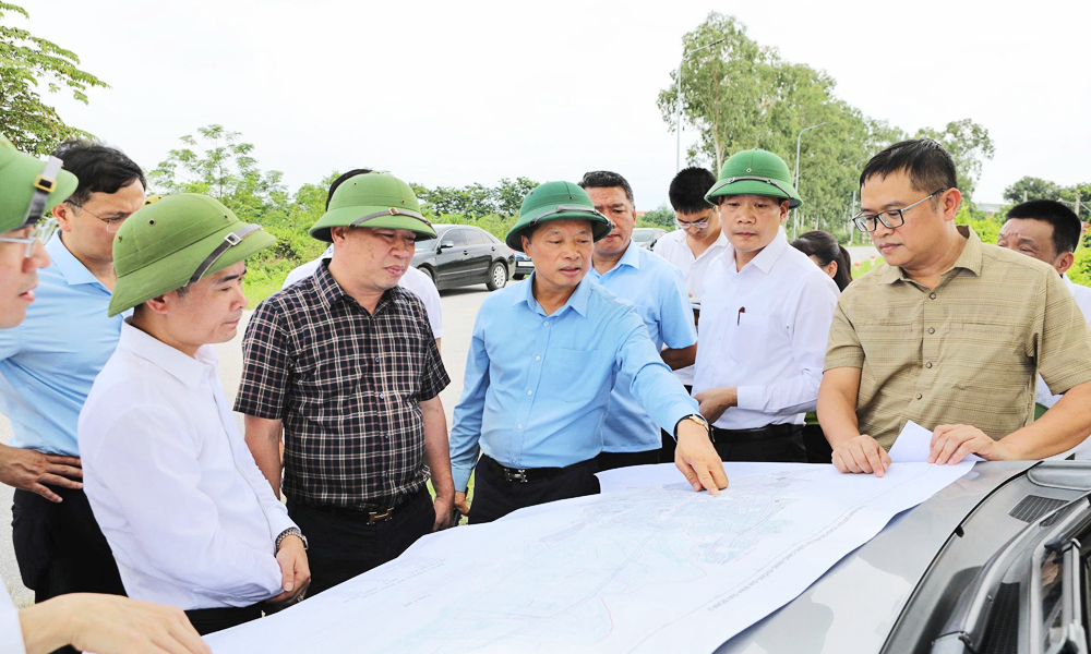 Đồng chí Đào Quang Khải kiểm tra sơ đồ tổng thể dự án. Đồng chí Đào Quang Khải kiểm tra sơ đồ tổng thể dự án.