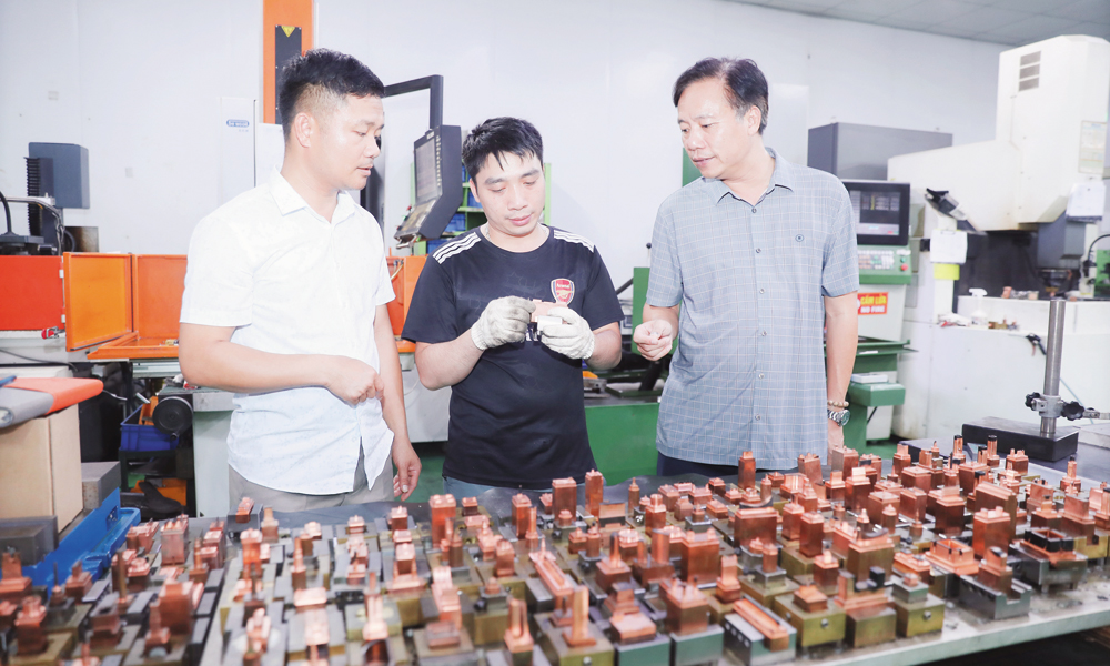 Anh Trần Thanh Hải (ngoài cùng bên trái), Giám đốc Công ty cổ phần Công nghệ HTS cùng khách hàng kiểm tra sản phẩm cơ khí do Công ty anh sản xuất. Anh Trần Thanh Hải (ngoài cùng bên trái), Giám đốc Công ty cổ phần Công nghệ HTS cùng khách hàng kiểm tra sản phẩm cơ khí do Công ty anh sản xuất.