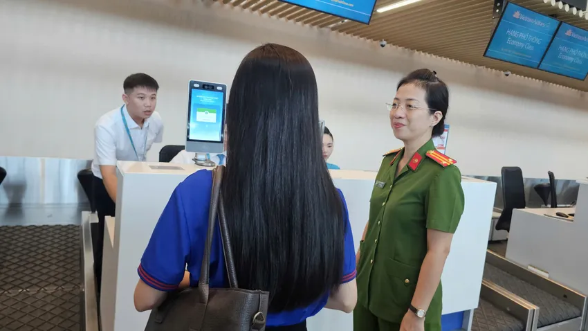 Hành khách chỉ cần VNeID, nhận diện khuôn mặt để làm thủ tục tại nhà ga T3 sân bay Tân Sơn Nhất. (Ảnh: TẤN LỰC)