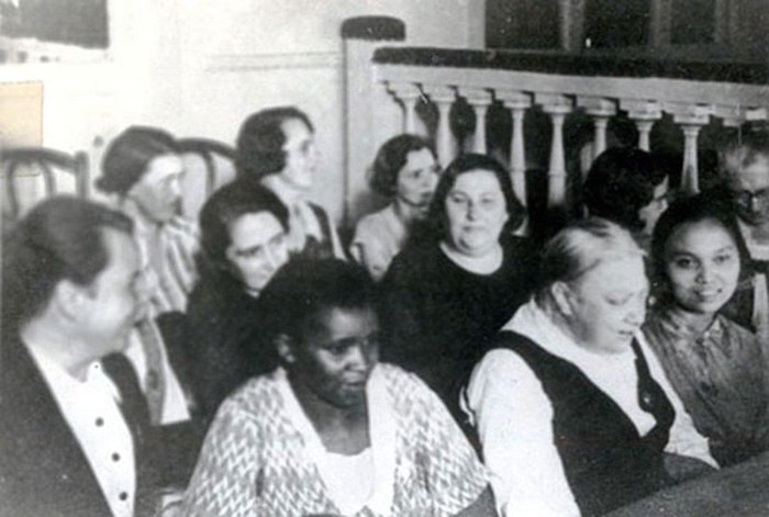 Đồng chí Nguyễn Thị Minh Khai (bìa phải, hàng đầu) tại Đại hội Quốc tế Cộng sản lần thứ 7 - năm 1935. Ảnh tư liệu