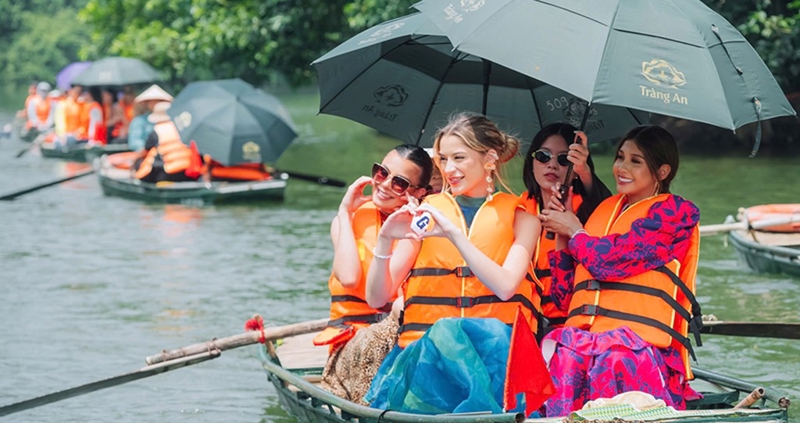 Với nhiều sản phẩm du lịch đa dạng, Ninh Bình thu hút lượng lớn khách quốc tế