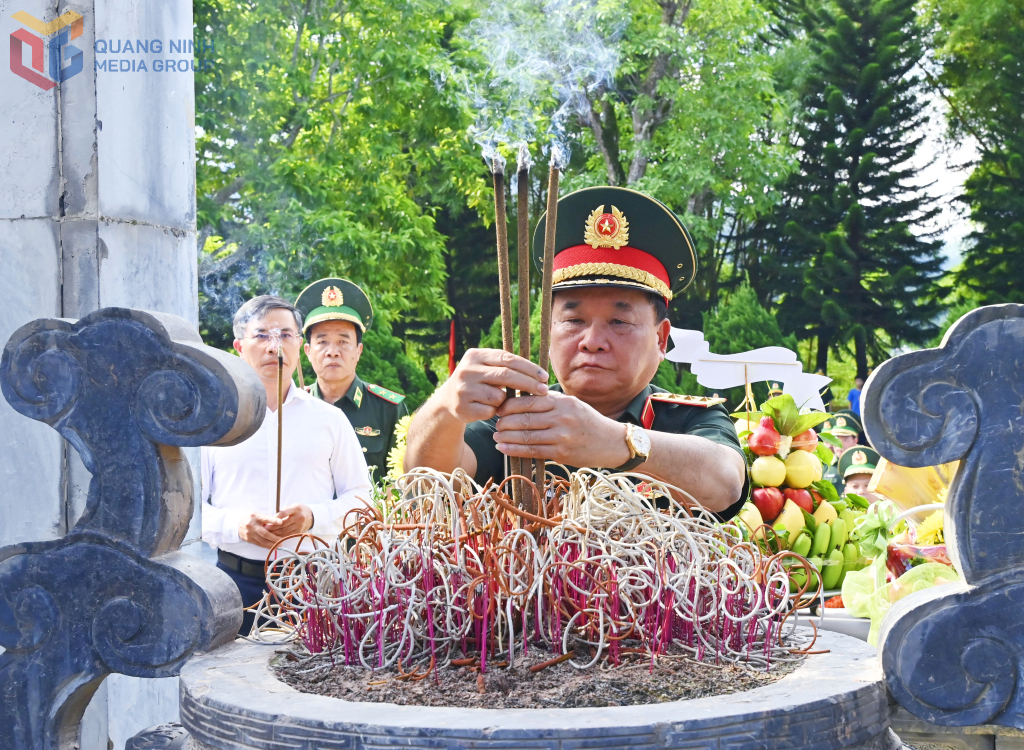 Thượng tướng Hoàng Xuân Chiến, Ủy viên Trung ương Đảng, Ủy viên Thường vụ Quân ủy Trung ương, Thứ trưởng Bộ Quốc phòng, dâng hương tưởng niệm các anh hùng liệt sĩ. Thượng tướng Hoàng Xuân Chiến, Ủy viên Trung ương Đảng, Ủy viên Thường vụ Quân ủy Trung ương, Thứ trưởng Bộ Quốc phòng, dâng hương tưởng niệm các anh hùng liệt sĩ.
