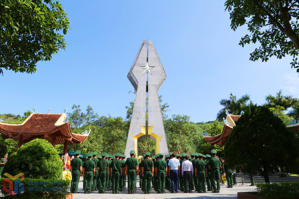 Thượng tướng Hoàng Xuân Chiến, Thứ trưởng Bộ Quốc phòng dâng hương tại Khu di tích lịch sử quốc gia Pò Hèn