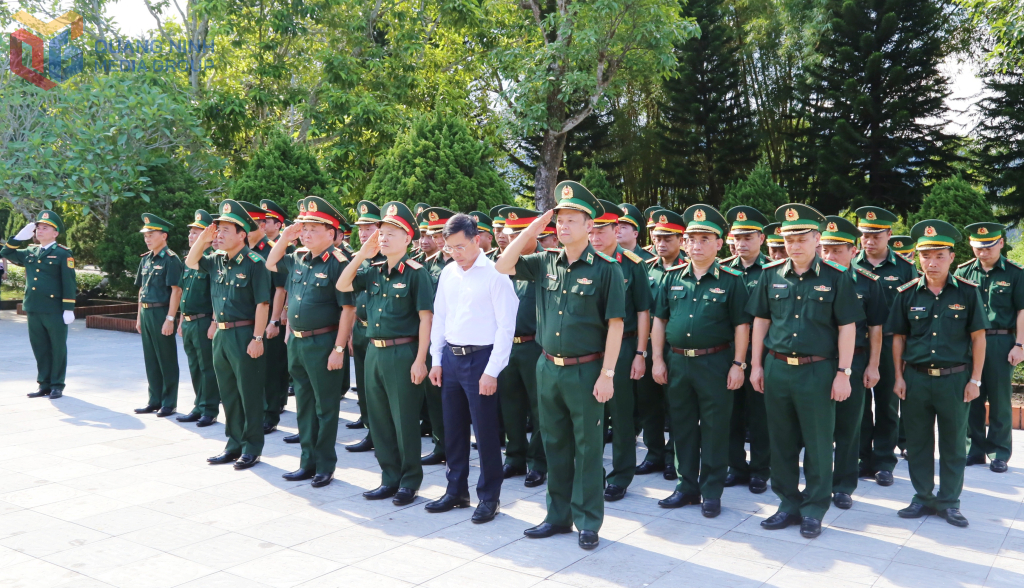 Các đại biểu dành phút mặc niệm tưởng nhớ công ơn các anh hùng liệt sĩ. Các đại biểu dành phút mặc niệm tưởng nhớ công ơn các anh hùng liệt sĩ.