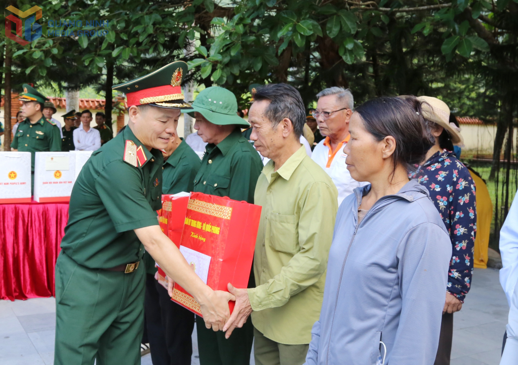 Quân ủy Trung ương, Bộ Quốc phòng, Bộ Tư lệnh Quân khu 3, Bộ Tư lệnh Bộ đội Biên phòng tăng quà tri ân các đối tượng chính sách, người có công với cách mạng trên địa bàn tỉnh Quảng Ninh. Quân ủy Trung ương, Bộ Quốc phòng, Bộ Tư lệnh Quân khu 3, Bộ Tư lệnh Bộ đội Biên phòng tăng quà tri ân các đối tượng chính sách, người có công với cách mạng trên địa bàn tỉnh Quảng Ninh.