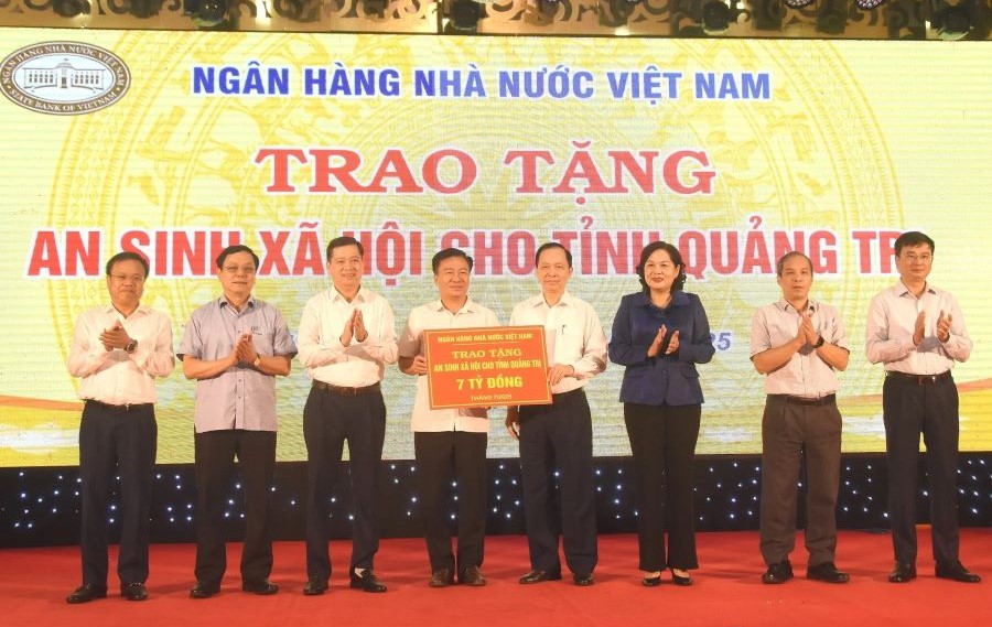 Lãnh đạo Ngân hàng Nhà nước trao biển tặng kinh phí cho tỉnh Quảng Trị để thực hiện công tác an sinh xã hội.