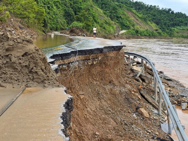 Sau ảnh hưởng bão số 3, nhiều tuyến đường trên địa bàn tỉnh Nghệ An bị hư hỏng nặng.