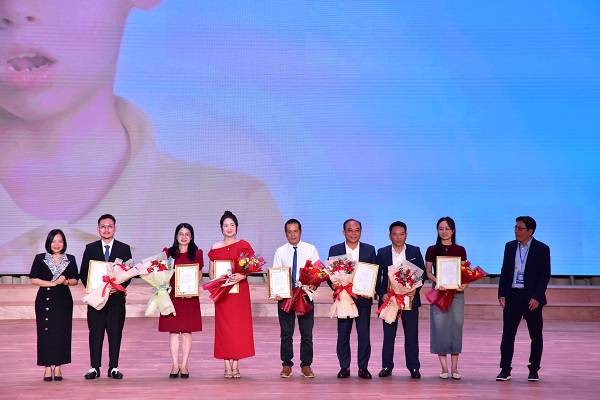 Ban Tổ Chức tặng hoa và bằng chứng nhận cho các nhà tài trợ cuộc thi