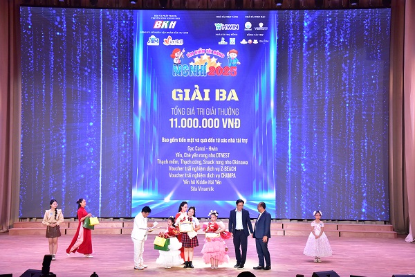 Trao giải Ba cho thí sinh đoạt giải