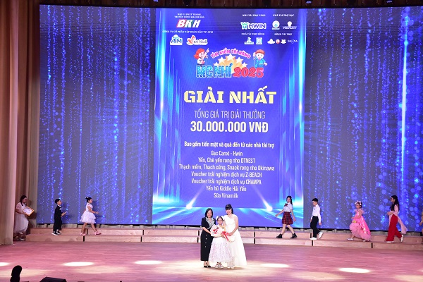 Trao giải Nhất cho thí sinh đoạt giải