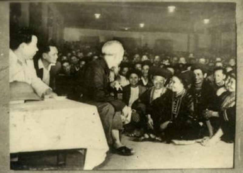 Chủ tịch Hồ Chí Minh nói chuyện thân mật với đồng bào các dân tộc Việt Bắc. Ảnh tư liệu