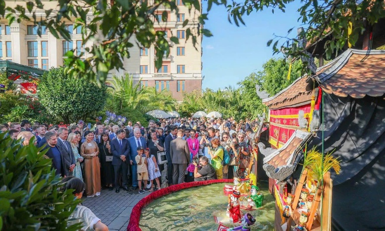 Bà Ngô Phương Ly-Phu nhân Tổng Bí thư Tô Lâm cùng các đại biểu xem nghệ thuật múa rối nước truyền thống của Việt Nam. Ảnh: Cục HTQT (Bộ VHTTDL) cung cấp