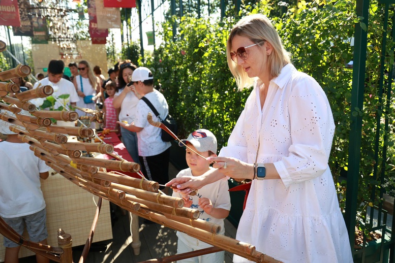 Người dân Nga hứng thú trải nghiệm nhạc cụ dân tộc Việt Nam. Ảnh: Cục HTQT (Bộ VHTTDL) cung cấp