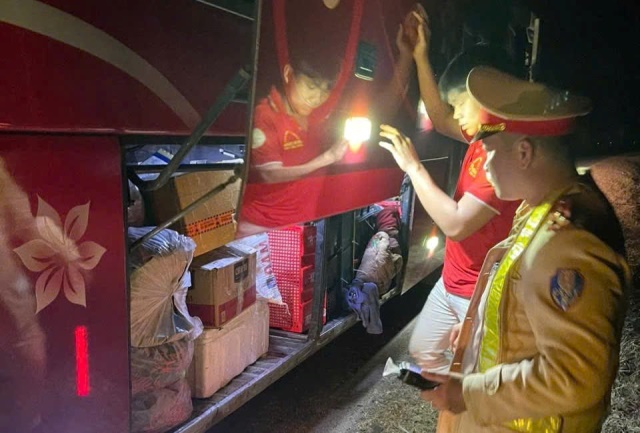 Lực lượng CSGT Đắk Lắk kiểm tra hàng hóa vận chuyển hàng hóa trên xe khách