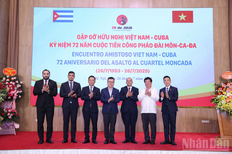 Các đại biểu chụp ảnh lưu niệm Các đại biểu chụp ảnh lưu niệm