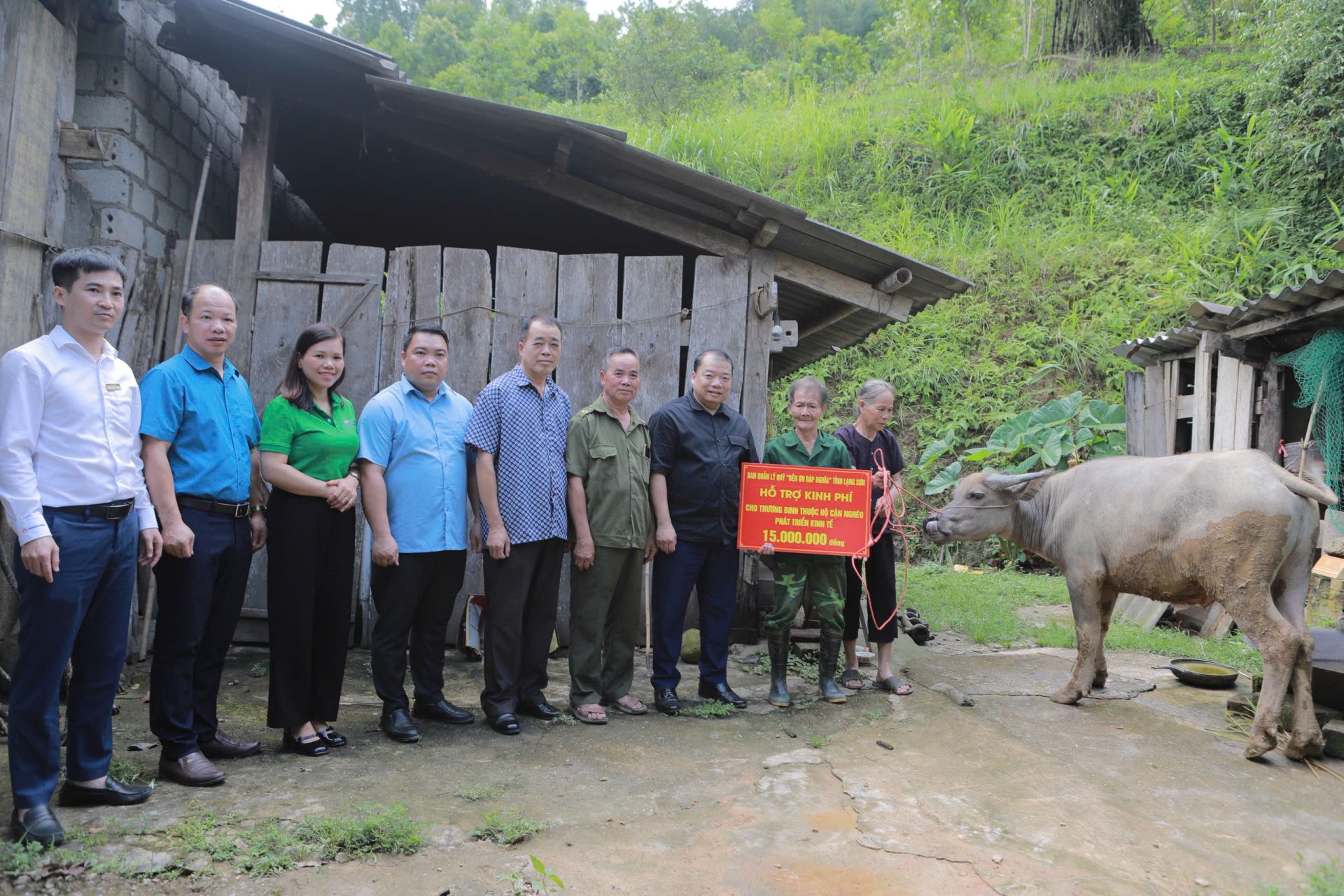 Lạng Sơn: Trao tặng sổ tiết kiệm, trâu giống cho gia đình chính sách, người có công với cách mạng
