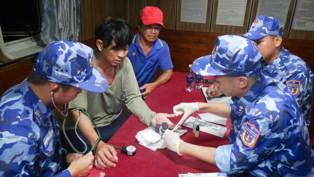 Vùng Cảnh sát biển 4 kịp thời hỗ trợ ngư dân gặp nạn trên biển