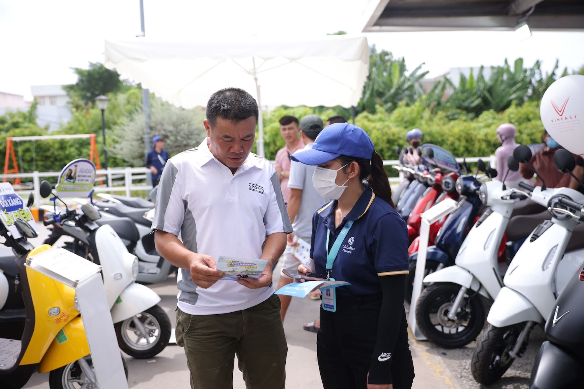 Khách hàng Nha Trang được trải nghiệm và tư vấn về xe điện VinFast ngay tại sự kiện