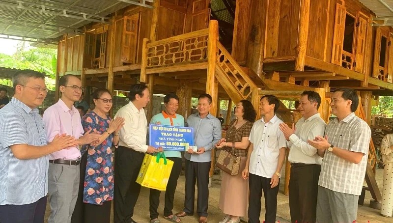 Hiệp hội Du lịch tỉnh Thanh Hóa trao nhà tình nghĩa, tặng quà gia đình chính sách