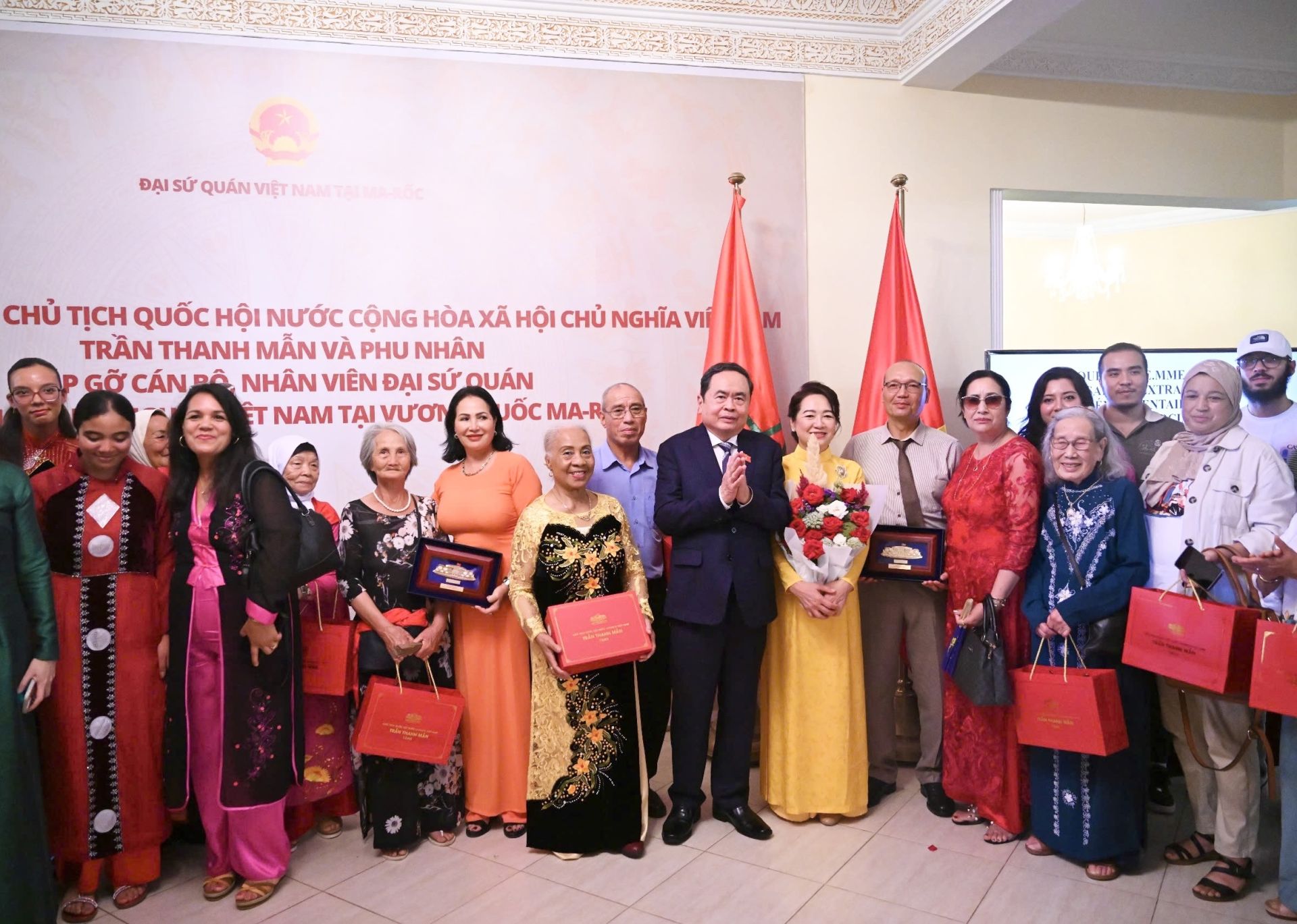 Chủ tịch Quốc hội và Phu nhân trao quà tặng bà con người Việt Nam tại Morocco
