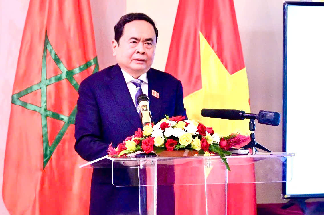 Chủ tịch Quốc hội Trần Thanh Mẫn chia sẻ với bà con người Việt Nam tại Morocco về những thành tựu của đất nước