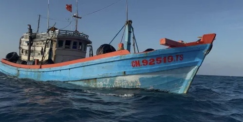 Tàu cá CM 92519 TS vận chuyển trái phép trên 40.000 lít dầu DO trên vùng biển Tây Nam.