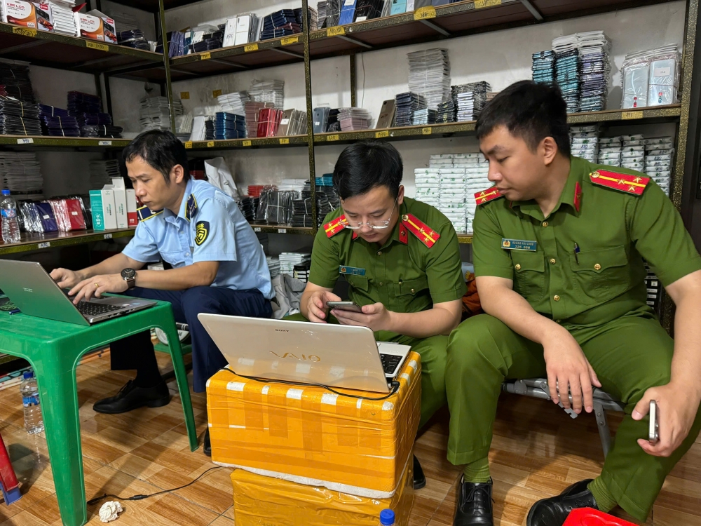 Hàng loạt vụ việc kinh doanh hàng giả, hàng nhái, vi phạm quy định của pháp luật bị cơ quan chức năng triệt phá. Ảnh: KT