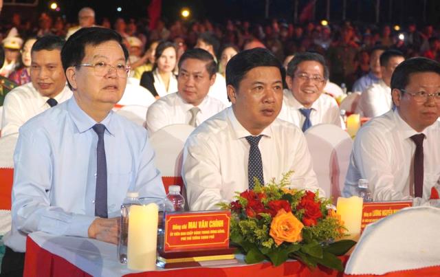 Phó Thủ tướng Chính phủ Mai Văn Chính cùng đại diện lãnh đạo TP. Đà Nẵng dự chương trình. Phó Thủ tướng Chính phủ Mai Văn Chính cùng đại diện lãnh đạo TP. Đà Nẵng dự chương trình.