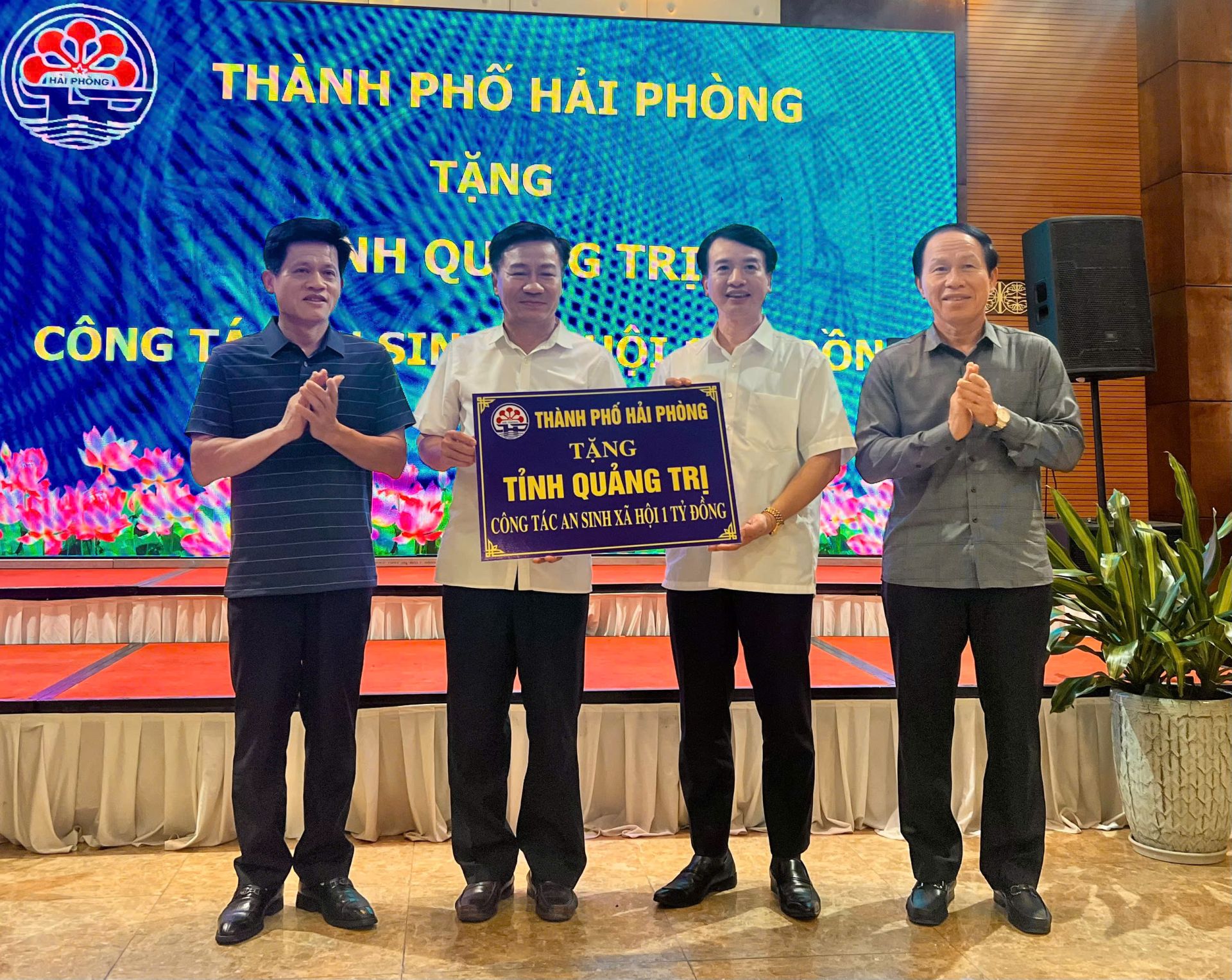 Thành phố Hải Phòng trao tặng tỉnh Quảng Trị 1 tỷ đồng góp phần cùng địa phương thực hiện công tác an sinh xã hội Thành phố Hải Phòng trao tặng tỉnh Quảng Trị 1 tỷ đồng góp phần cùng địa phương thực hiện công tác an sinh xã hội