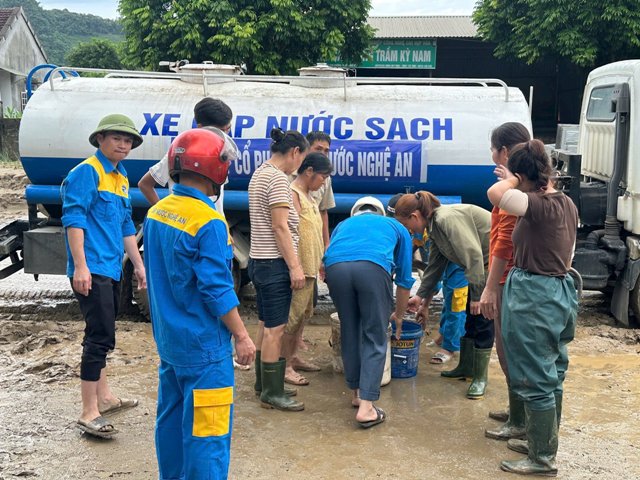 Công ty Cổ phần Cấp nước Nghệ An phối hợp với cơ quan chức năng khẩn trương triển khai các biện pháp cấp nước sạch tạm thời cho người dân vũng lũ ở miền Tây Nghệ An.