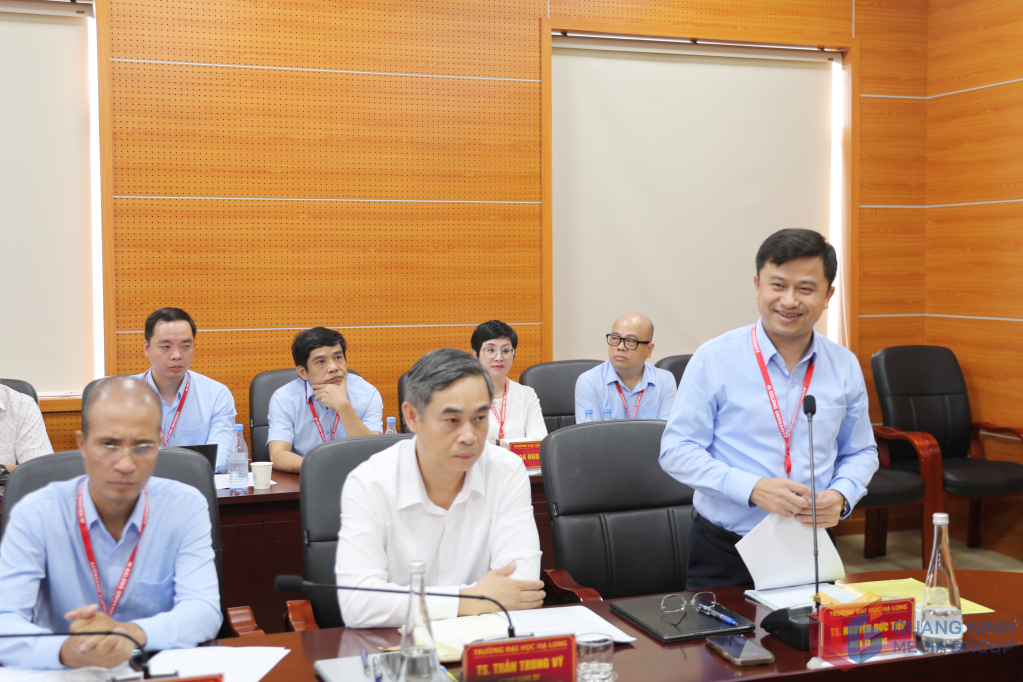 Tiến sĩ Nguyễn Đức Tiệp, Hiệu trưởng Trường Đại học Hạ Long, báo cáo công tác triển khai Đề án phát triển Trường Đại học Hạ Long đến năm 2030, tầm nhìn đến năm 2035.