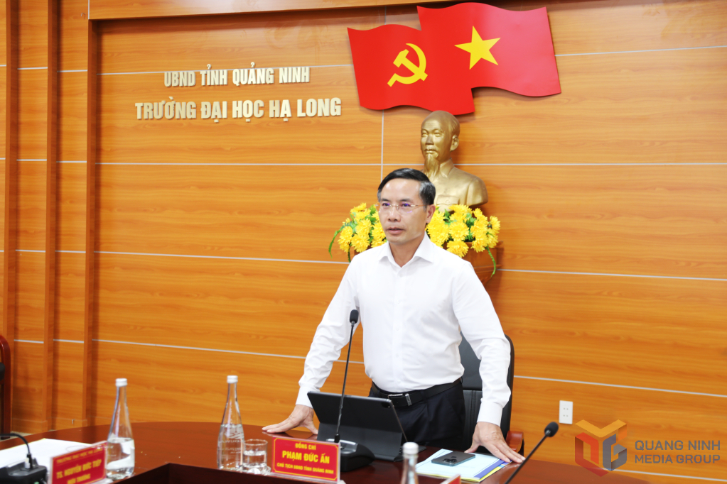 Ông Phạm Đức Ấn, Phó Bí thư Tỉnh ủy, Chủ tịch UBND tỉnh Quảng Ninh, chủ trì cuộc làm việc.