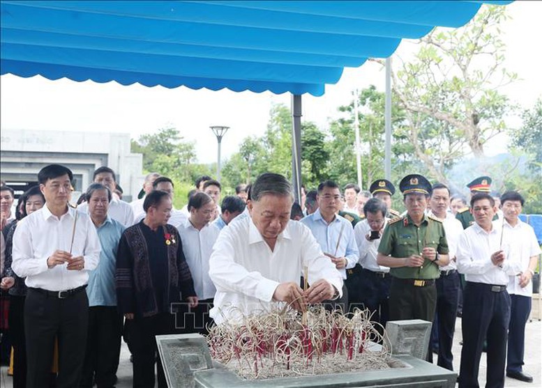 Tổng Bí thư Tô Lâm dâng hương tưởng niệm các Anh hùng, Liệt sĩ tại Điện Biên