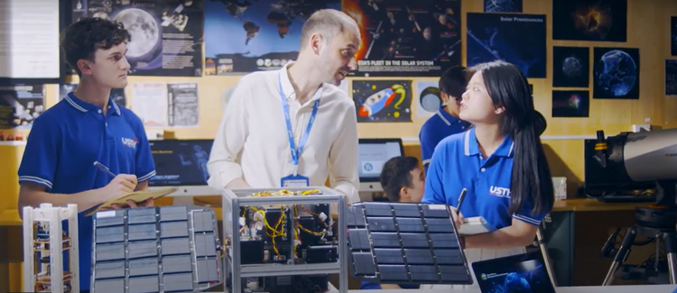 PGS. TS. Guillaume Patanchon – Trưởng khoa Vũ trụ và Ứng dụng (USTH) hướng dẫn sinh viên tại phòng thực hành