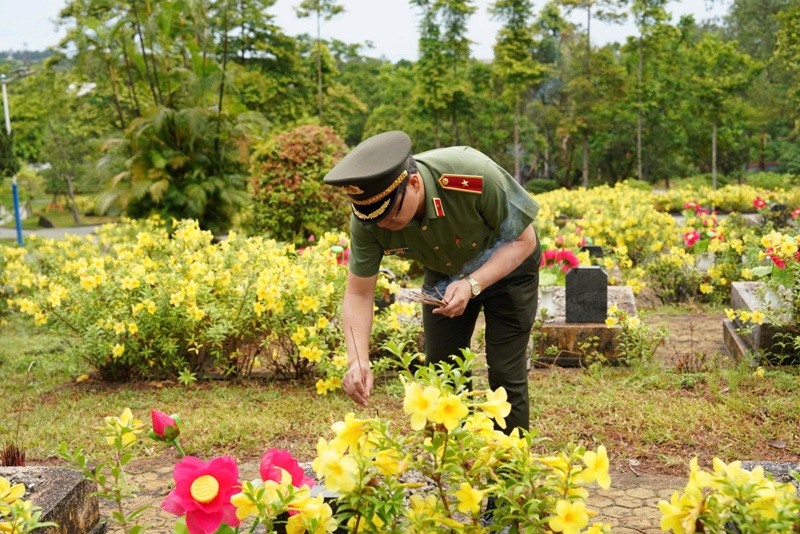 Thiếu tướng Nguyễn Thanh Tuấn- Giám đốc Công an TP Huế thắp hương nghĩa trang liệt sĩ Thiếu tướng Nguyễn Thanh Tuấn- Giám đốc Công an TP Huế thắp hương nghĩa trang liệt sĩ