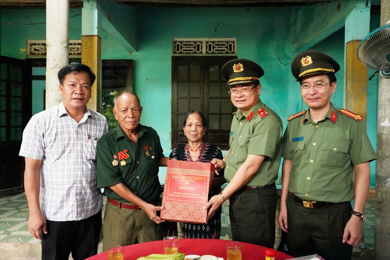 Lãnh đạo Công an TP thăm hỏi gia đình chính sách Lãnh đạo Công an TP thăm hỏi gia đình chính sách