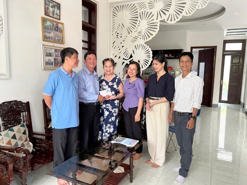 Đảng ủy Phường Vỹ Dạ thăm gia đình chính sách Đảng ủy Phường Vỹ Dạ thăm gia đình chính sách