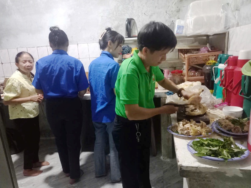 Đoàn viên thanh niên vào bếp làm bữa cơm ở gia đình thương binh, người tù Côn đảo Phạm Văn Bôn Đoàn viên thanh niên vào bếp làm bữa cơm ở gia đình thương binh, người tù Côn đảo Phạm Văn Bôn