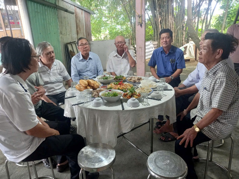 Cán bộ, Đảng viên Tổ 13 phường Vỹ Dạ làm bữa cơm gia đình gặp mặt thương binh, gia đình liệt sĩ Cán bộ, Đảng viên Tổ 13 phường Vỹ Dạ làm bữa cơm gia đình gặp mặt thương binh, gia đình liệt sĩ