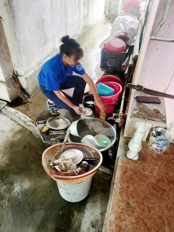 Các đoạn viên Thanh niên phụ dọn dẹp gia đình thương binh Các đoạn viên Thanh niên phụ dọn dẹp gia đình thương binh