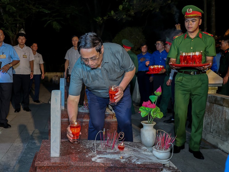 Thủ tướng Chính phủ Phạm Minh Chính thắp nến tri ân các Anh hùng liệt sĩ - Ảnh: VGP/Nhật Bắc Thủ tướng Chính phủ Phạm Minh Chính thắp nến tri ân các Anh hùng liệt sĩ - Ảnh: VGP/Nhật Bắc