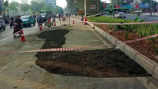 Đường ống D400 mm bị rò rỉ đã được khắc phục, hiện trường hố sụt được lấp lại để xử lý triệt để.