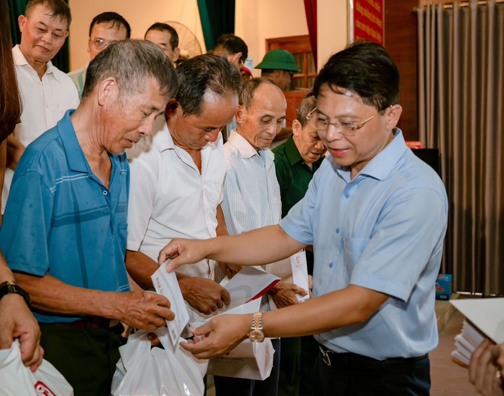 Ông Nguyễn Tiến Long, Phó Chủ tịch Hội Doanh nhân trẻ Việt Nam, Chủ tịch Hội Doanh nhân trẻ tỉnh Bắc Ninh tặng quà thương binh, bệnh binh phường Bồng Lai.