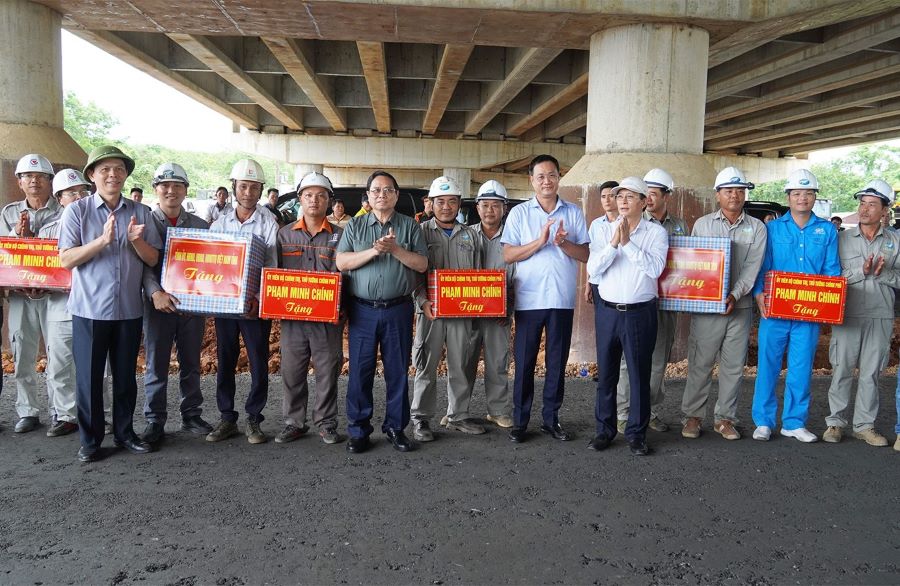 Thủ tướng Phạm Minh Chính tặng quà, thăm hỏi động viên cán bộ công nhân viên đang thi công các dự án trọng điểm. Thủ tướng Phạm Minh Chính tặng quà, thăm hỏi động viên cán bộ công nhân viên đang thi công các dự án trọng điểm.